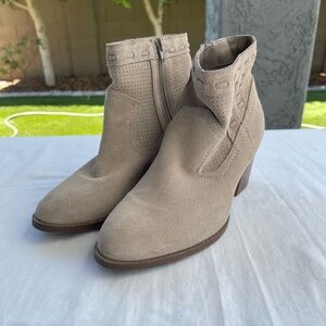 Market & Spruce Tan Ankle Boots with Western Flair, Women’s size 9